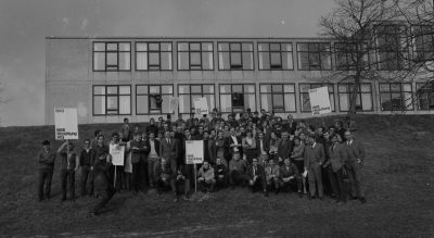 Vollversammlung vor der HfG mit Plakaten, 1968_1943-1968_Hinrichtung HfG_Foto Hartwig Koppermann