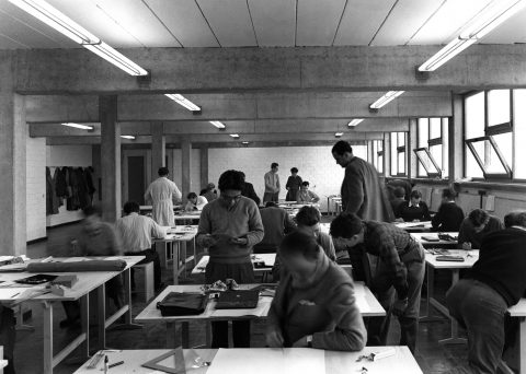 HfG basic course, Tomás Maldonado with students, 1955. Sign. HfG-Ar Dp 090.32. Photo: Ernst Hahn © HfG Archive / Museum Ulm