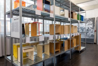 Ausstellungsansicht, Der Ulmer Hocker (Ikone), HfG-Archiv, Foto Oleg Kuchar