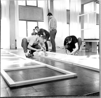 ufstellungsaufbau der HfG-Ausstellung in der Mensa der Hochschule, Fotograf Klaus Wille, 1958, (c) HfG-Archiv Ulm